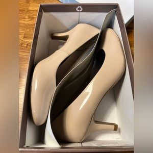 Lifestride patent leather pumps